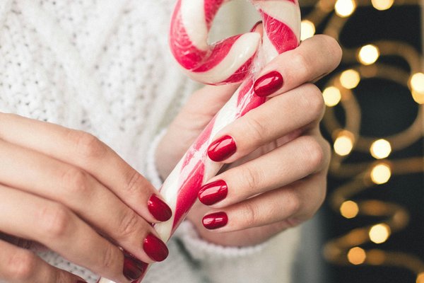 Des idées d'ongles de noël chic pour briller en 2025